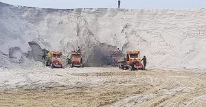 কুষ্টিয়ায় অবৈধভাবে বালু উত্তোলনে হুমকিতে নদীর কুলের রাস্তা ও বসতবাড়ি 1 1