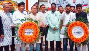 যশোরে বঙ্গবন্ধু ম্যুরালে শ্রদ্ধা জানাতে মানুষের ঢল 3 IMG 20220815 WA0031