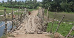 'পার হতে গিয়ে যদি পড়ে যাই, বইখাতা সব পানিতে চলে যাবে' 1 সাকো ১