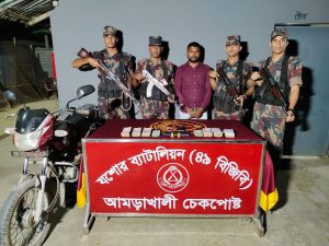 বেনাপোলে মাদক সম্রাট বাদশার ছেলে ইয়ামিন স্বর্ণের বার ও হুন্ডির টাকা সহ আটক 