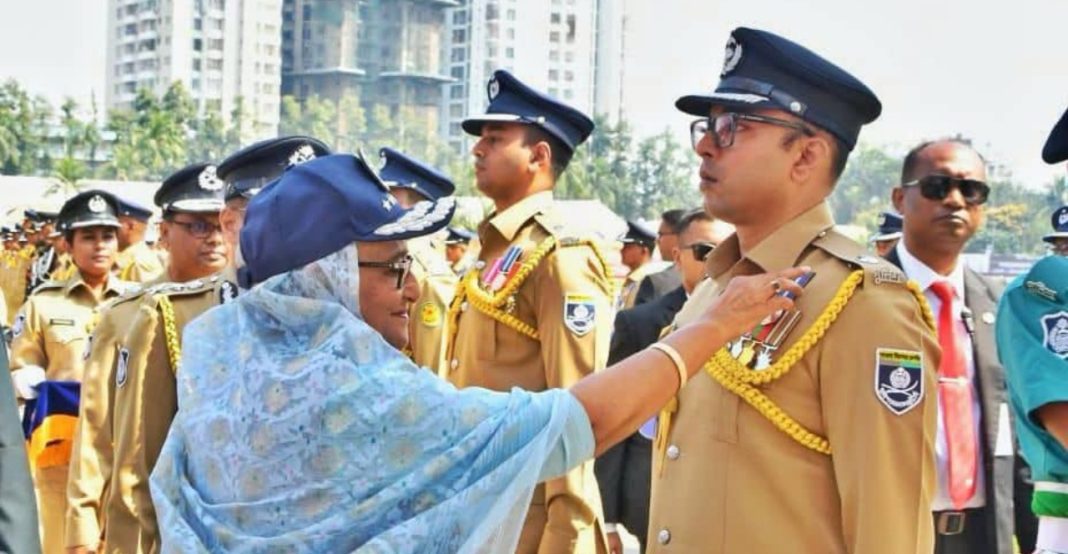 ছেলের সর্বউচ্চ পদক অর্জনে আনন্দ বিরাজ করছে বক্কর জিলির সংসারে