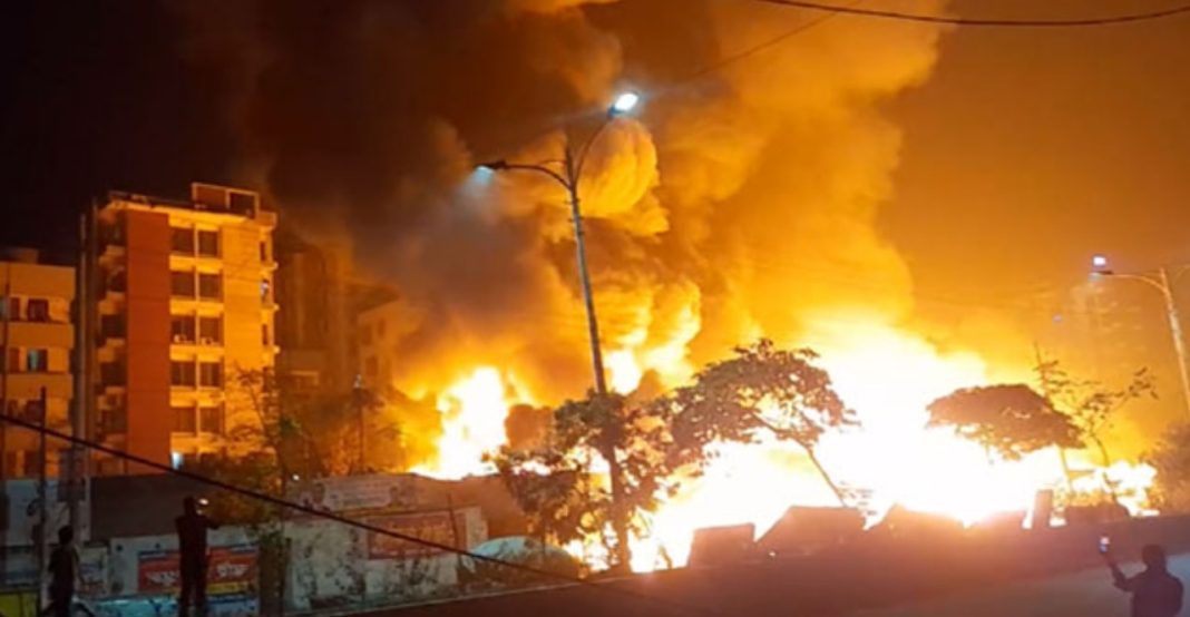 উত্তরা ১১ নং সেক্টরের কাঁচাবাজারে ভয়াবহ অগ্নিকাণ্ড