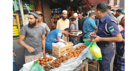 শহরে সর্বত্র বাহারি পসরায় সেজেছে ইফতারি বাজার, ক্রেতাদের ভিড়