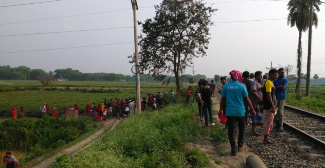 যশোরে ট্রেনের নিচেই ঝাঁপিয়ে মা-মেয়ের আত্মহত্যা