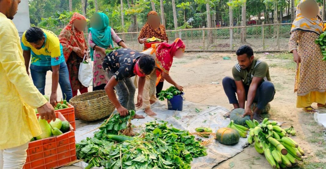 রমজানে অভাবী মানুষের মুখে হাসি ফোটাতে বিনামূল্যে সবজি বিতরণ