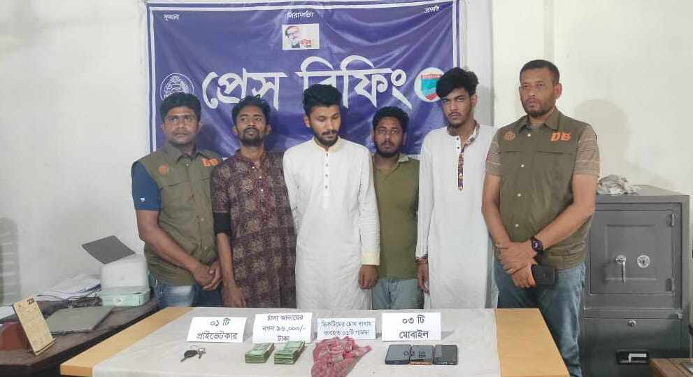 যশোরে ডিবির পৃথক অভিযানে গ্রেপ্তার ৬; উদ্ধার দেশীয় অস্ত্র ও চাঁদা আদায়ের টাকা