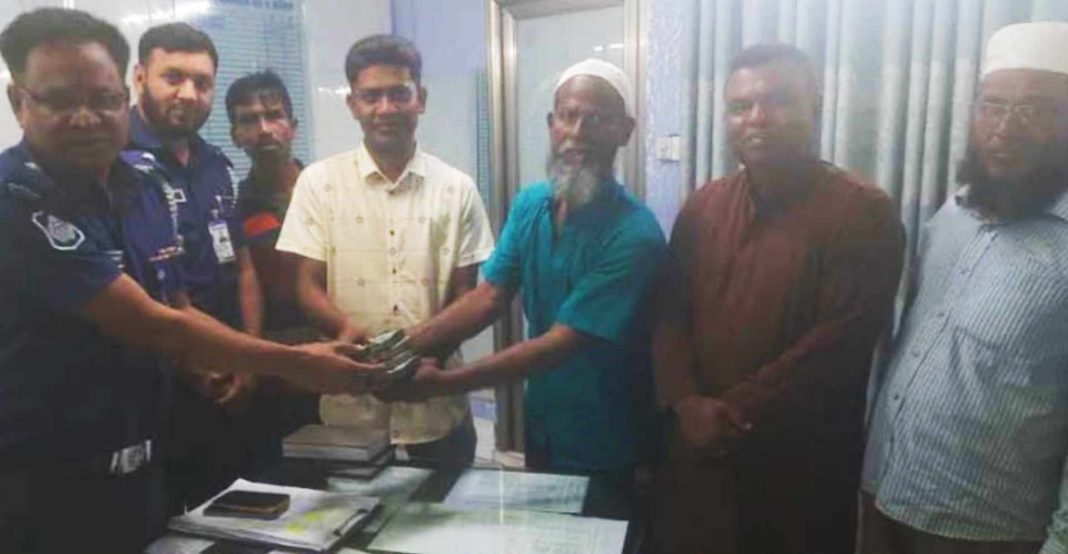 যশোরে কুড়িয়ে পাওয়া সাড়ে চার লাখ টাকা ফিরিয়ে দিল ইজিবাইক চালক