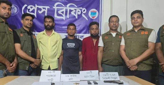 যশোরের ঝিকরগাছায় ডিবির অভিযানে ৩ আটক, উদ্ধার বিদেশি পিস্তল ও গুলি