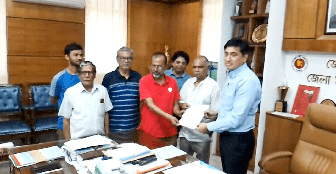 পুর্নবাসন ছাড়া যশোর পৌরসভার ফুটপাতের ব্যবসায়ীদের উচ্ছেদ বন্ধের দাবিতে স্মরকলিপি  