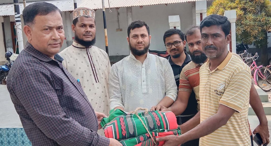 কেশবপুরে অঙ্গীকার ব্লাড ব্যাংকের পক্ষ থেকে ভরতভায়না হাইস্কুলে জায়নামাজ প্রদান