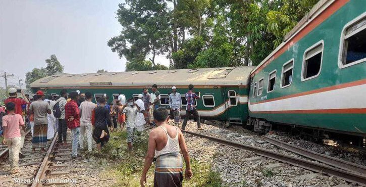 ঢাকা-চট্টগ্রাম রেলপথে বিজয় এক্সপ্রেসের ৮ বগি লাইনচ্যুত