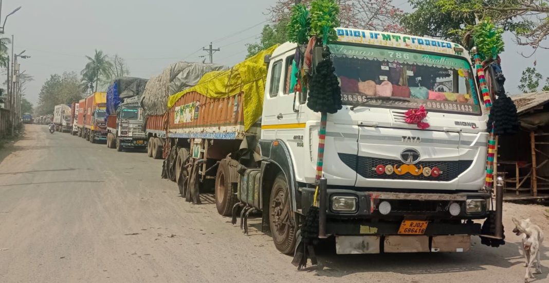 ৫ দিন পর বেনাপোল বন্দরে ফিরেছে কর্মব্যস্ততা
