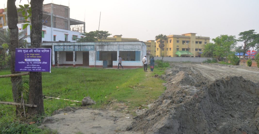 যশোরে আদালতের নির্দেশ অমান্য করে জমি দখলের অভিযোগ