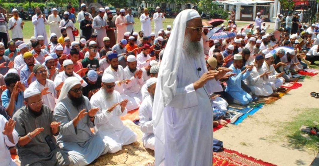 খুলনায় অসহ্য গরমে বৃষ্টির জন্য ইস্তিসকার নামাজ আদায়