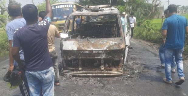 যশোরে চলন্ত অ্যাম্বুলেন্সে অগ্নিকাণ্ড