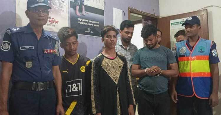 লঞ্চে বোরকা পরে ছিনতাই, আটক ৩