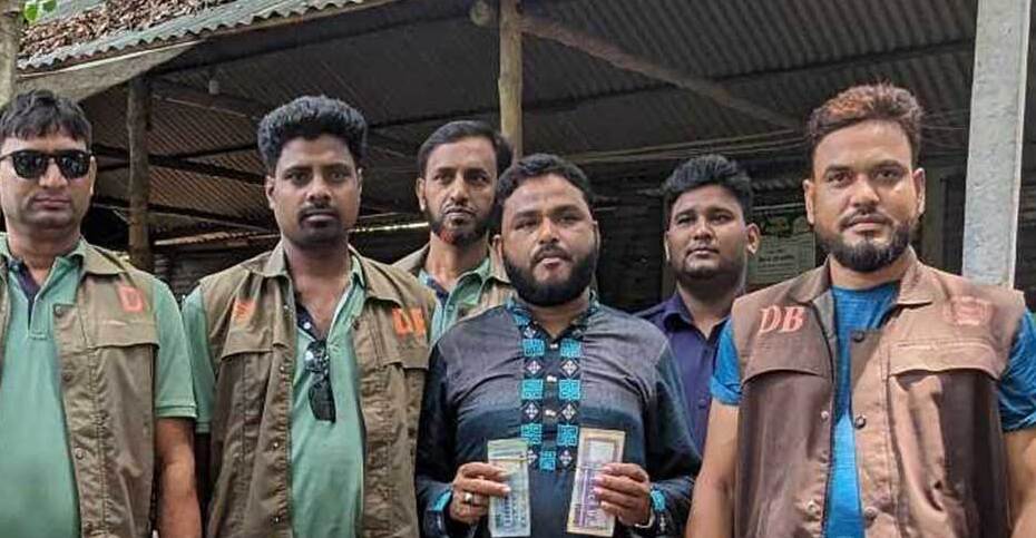 টাকা দিয়ে ভোট কেনার সময় ইউপি চেয়ারম্যান আটক