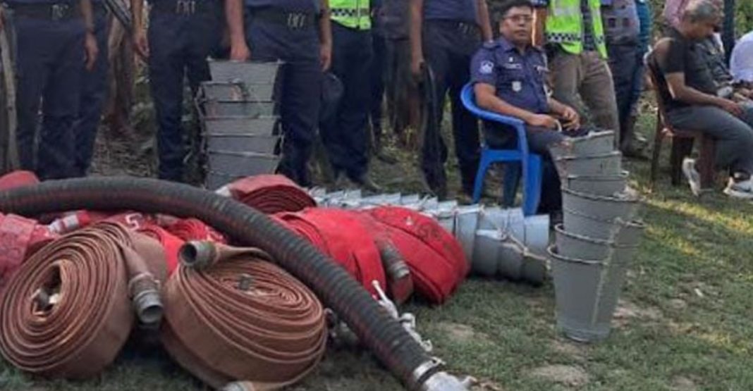 পূর্ব সুন্দরবনের লতিফের সিলায় আগুন নেভানোর কাজ চলছে