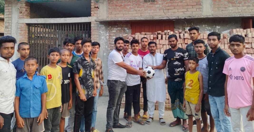 যশোরে চেয়্যারমান পদপ্রার্থী তোহিদ চাকলাদার ফন্টু এর সার্বিক সহযোগীতায় ছাত্রসমাজের মাঝে ফুটবল ক্রিয়াসামগ্রী বিতরণ