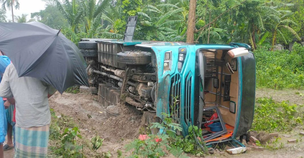 যশোর-নড়াইল রোডে বাস উল্টে দুই নিহত, ৫ আহত