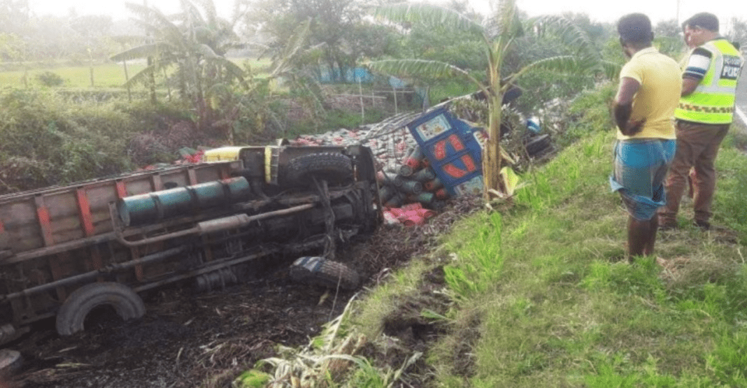 যশোরের কেশবপুরে খালি গ্যাস সিলিন্ডার বোঝাই ট্রাক-পিকআপের সংঘর্ষে ৪ আহত