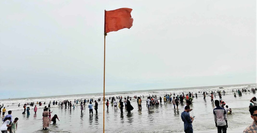 ঘূর্ণিঝড় দেখতে সৈকতে ভিড় জমিয়েছেন শত শত পর্যটক