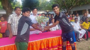 বিশ্ব ফুটবল দিবস উপলক্ষে বসুন্দিয়ায় প্রীতি ম্যাচ অনুষ্ঠিত 1 যশোর খেলোয়াড় কল্যাণ সমিতি ১ আতিক,বসুন্দিয়া খেলোয়াড় কল্যাণ সমিতি ২ শরিফুল,সাফা।