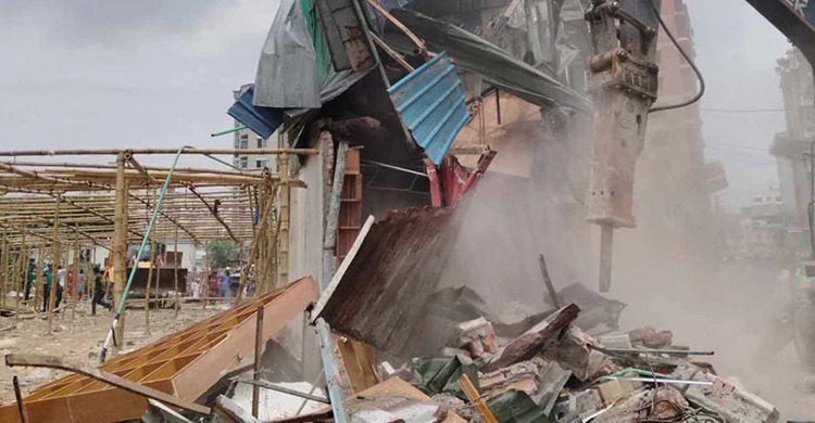 সাদিক অ্যাগ্রোতে চলছে ডিএনসিসি'র উচ্ছেদ অভিযান