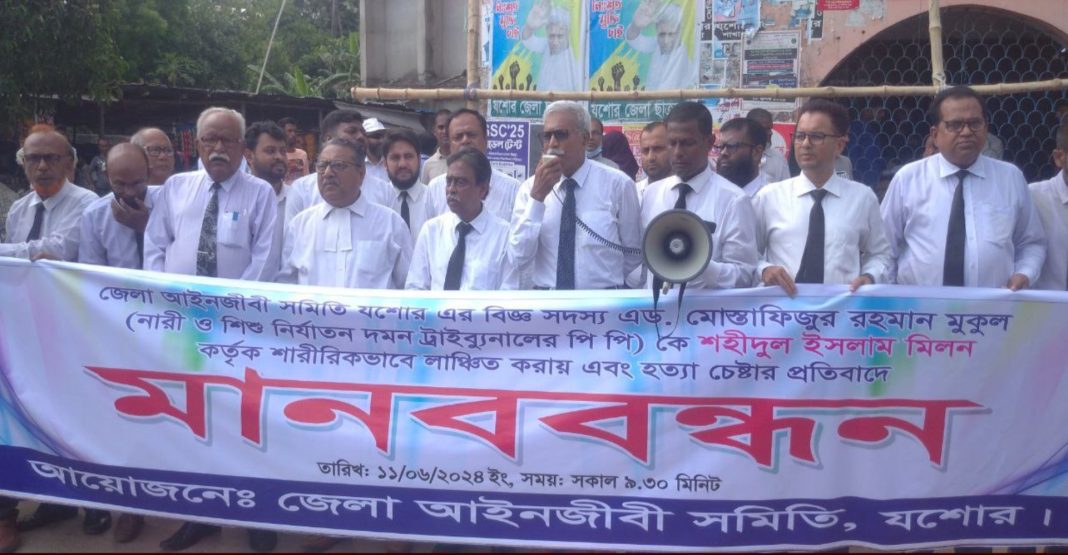 যশোরে পুলিশ ফাঁড়িতে আ'লীগ সভাপতি কর্তৃক পিপিকে পেটানোর ঘটনায় মানববন্ধন, অভিযোগ অস্বীকার 