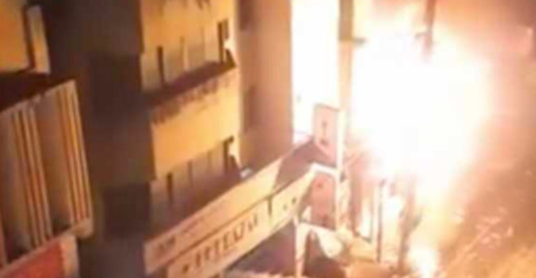 যশোরের এম,কে রোডে বিদ্যুতের খাম্বায় আগুন, দ্রুত নিয়ন্ত্রণে ফায়ার সার্ভিস