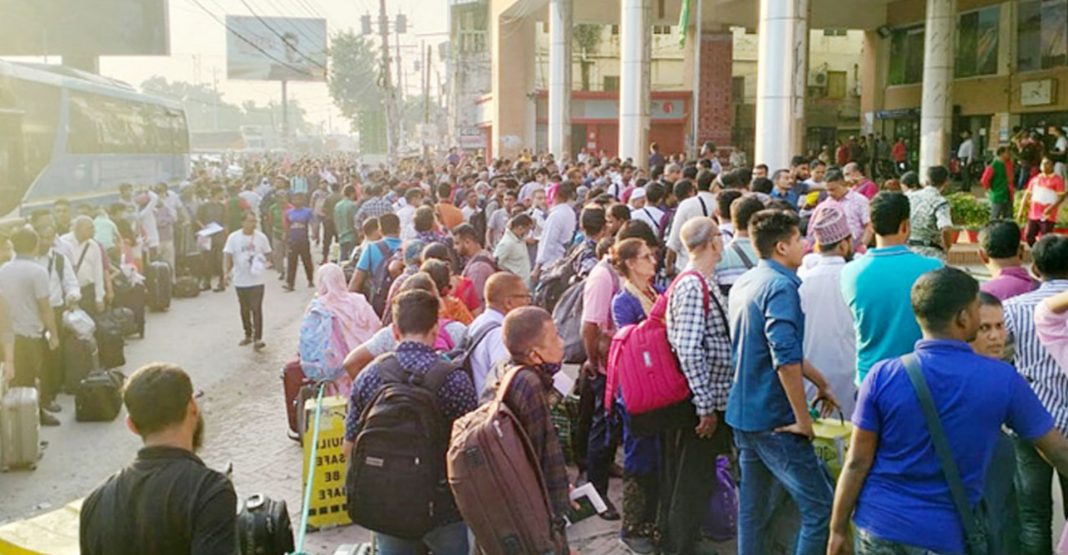 ঈদে বেনাপোল স্থলবন্দরে রেকর্ড যাত্রী, পেট্রাপোলে ভোগান্তি