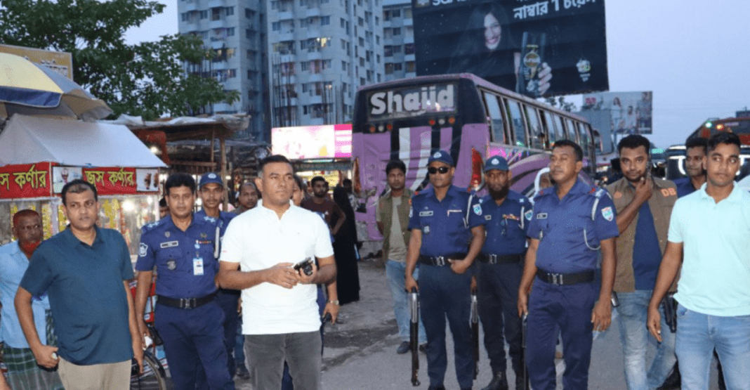 যশোরে আসন্ন পবিত্র ঈদ-উল-আযহা উপলক্ষে শহর জুড়ে পুলিশি নিরাপত্তা জোরদার। 