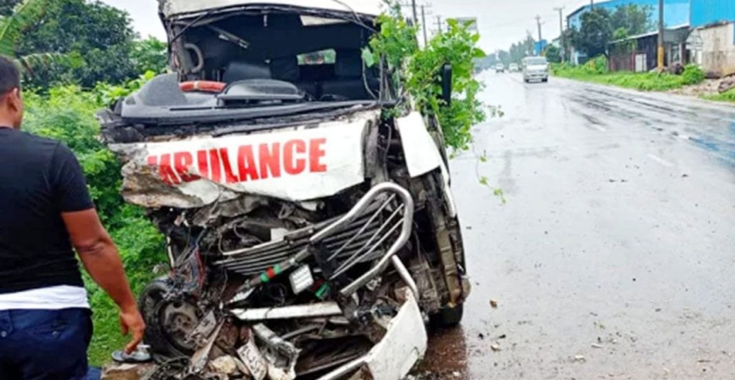 দিনাজপুর-গোবিন্দগঞ্জ মহাসড়কে অ্যাম্বুলেন্সের সাথে ঢাকাগামী বাসের সংঘর্ষে চালক নিহত, আহত ৭