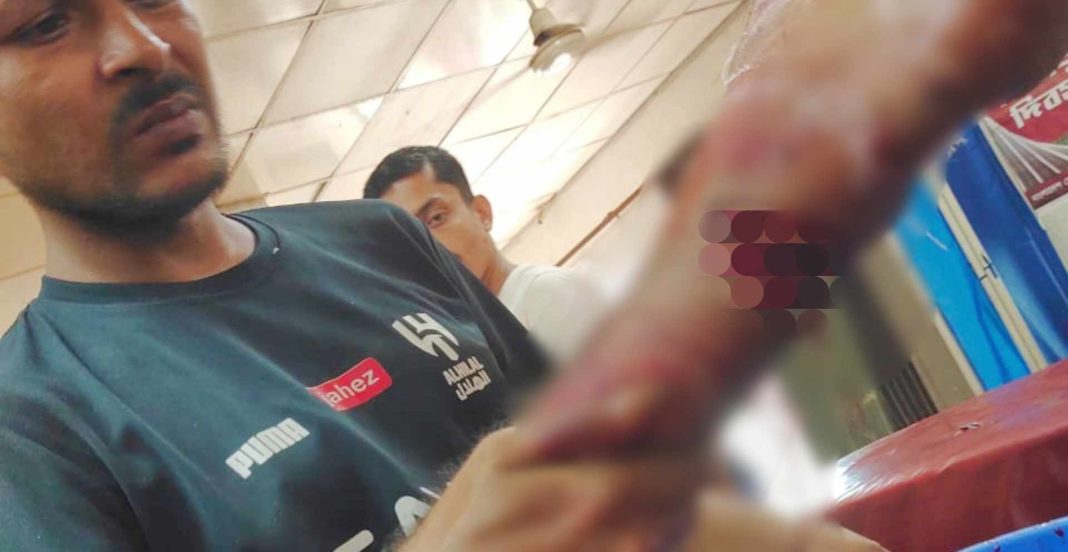 ফুটবল খেলা নিয়ে বিরোধ: বাড়িতে ঢুকে তরুণের হাত-পায়ের রগ কাটল সন্ত্রাসীরা  