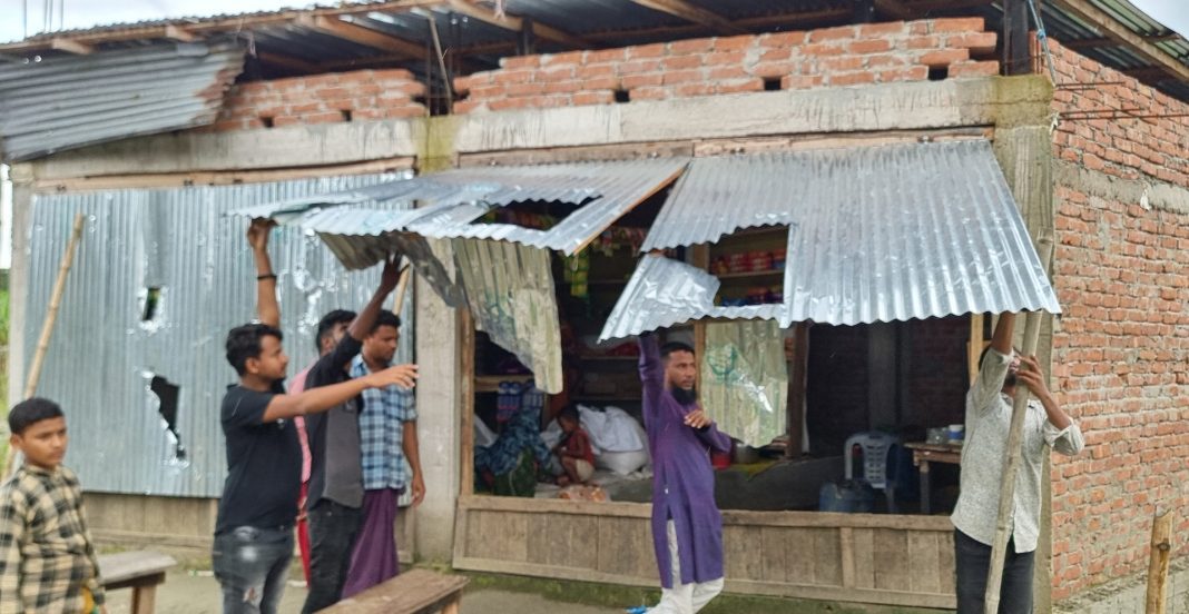 নোয়াখালীতে পুলিশের উপস্থিতিতে ব্যবসা প্রতিষ্ঠানে হামলা-ভাংচুর ও লুটপাটের অভিযোগ