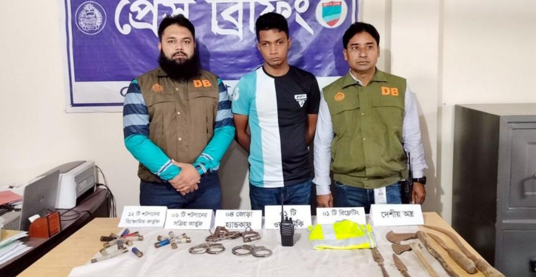 যশোরে ভুয়া ডিবি পুলিশ আটক, বিভিন্ন ধরনের অস্ত্র ও গুলি উদ্ধার