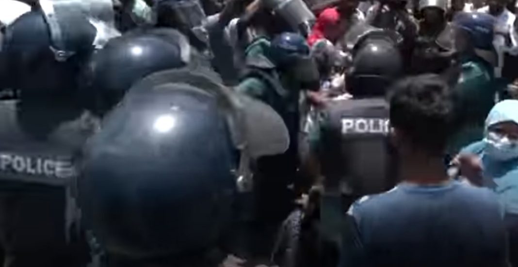 শিক্ষার্থীদের বিক্ষোভে পুলিশের লাঠিচার্জ, আটক ৬