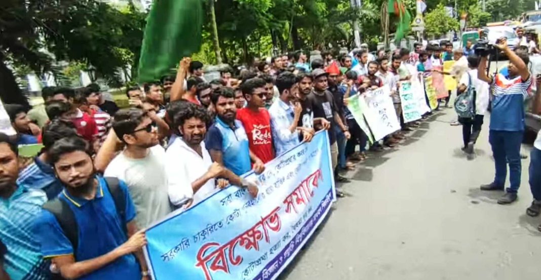 যশোরে কোটা সংস্কারের দাবিতে শিক্ষার্থীদের আন্দোলন