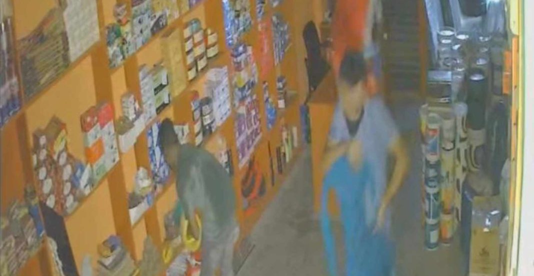 যশোরে মধ্যরাতে পিকআপ নিয়ে দুইটি দোকানে দূর্ধর্ষ চুরি