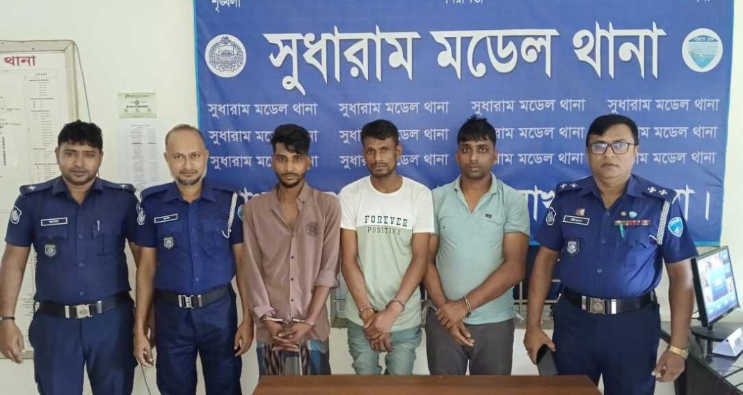 সিএনজি নিয়ে দিনে রেকি করে রাতে ডাকাতি: অস্ত্র-গুলিসহ গ্রেপ্তার ৩