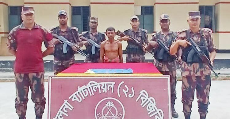 বেনাপোলে ৯টি স্বর্ণের বারসহ পাচারকারী আটক