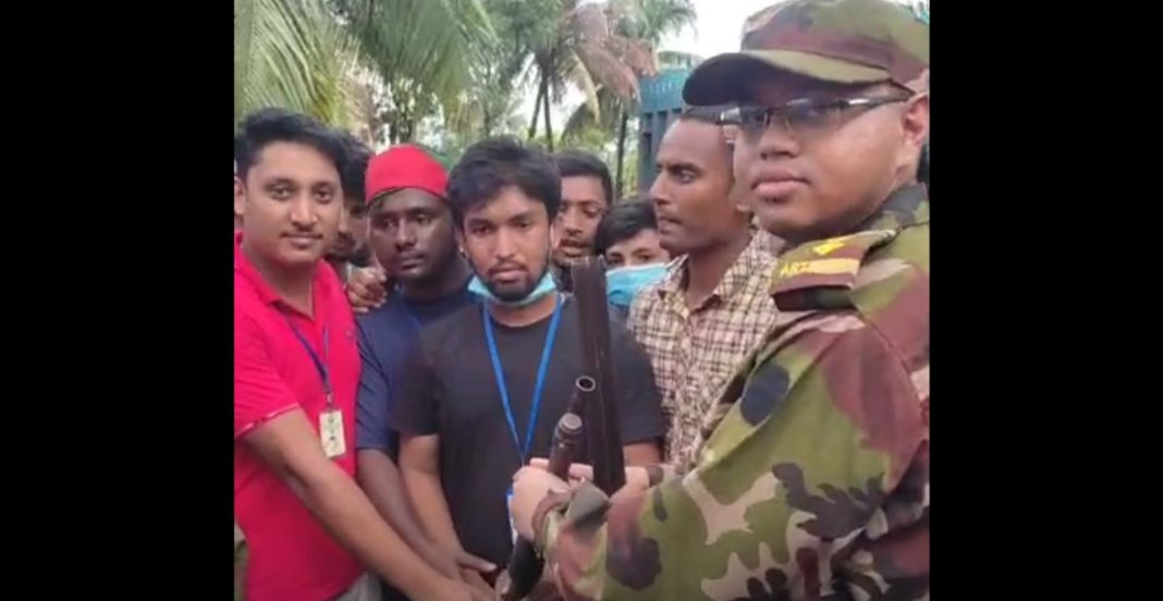 নোয়াখালীতে থানা থেকে লুট হওয়া অস্ত্র ফিরিয়ে দিল ছাত্ররা