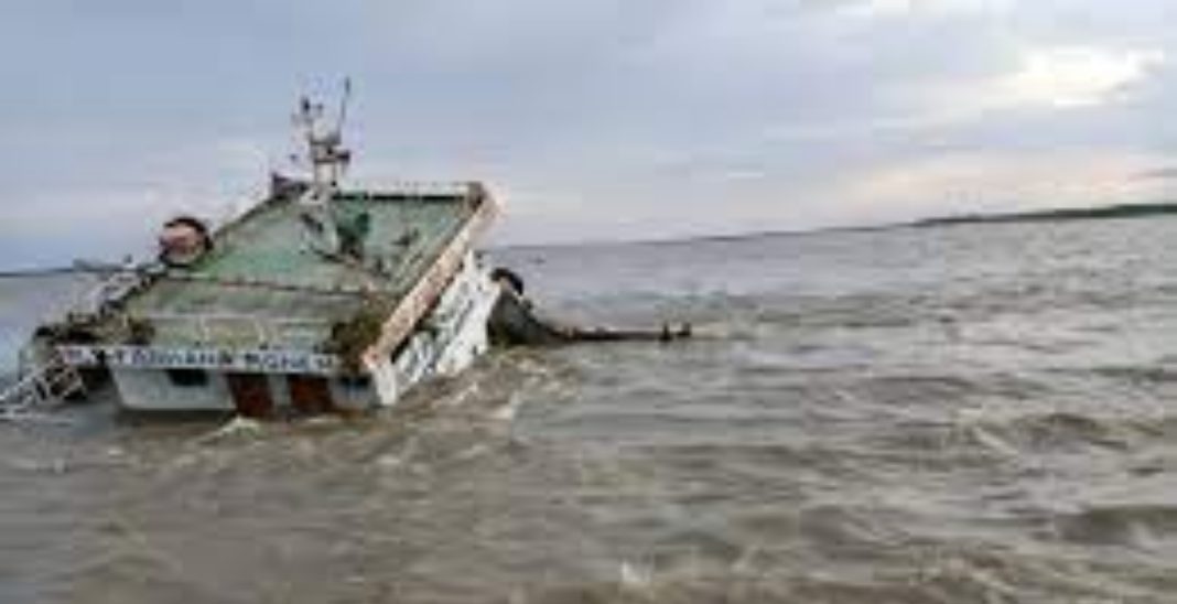 বঙ্গোপসাগরে ট্রলার ডুবে শিশুসহ নিহত ৪  