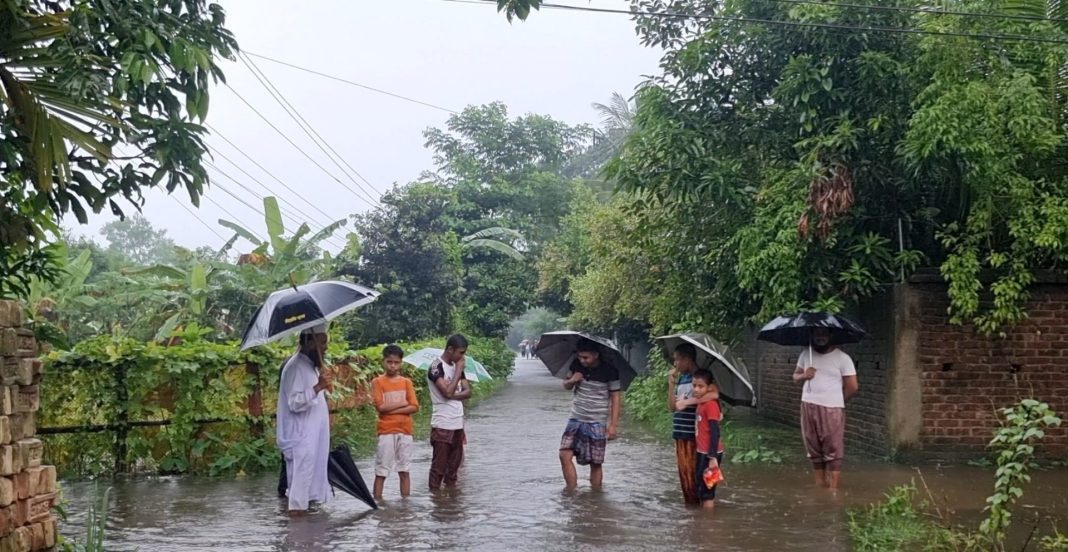 নোয়াখালীতে ঢুকছে ফেনীর মহুরী নদীর পানি, বন্যা পরিস্থিতির অবনতি 