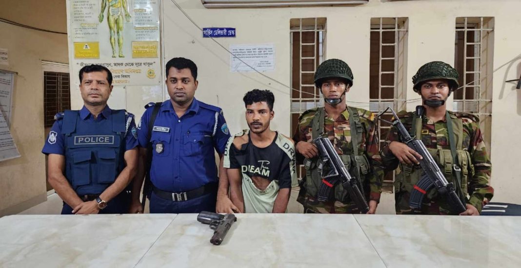 পুলিশের পিস্তল বিক্রির চেষ্টা, নোয়াখালীতে বাবুর্চির ছেলে গ্রেপ্তার