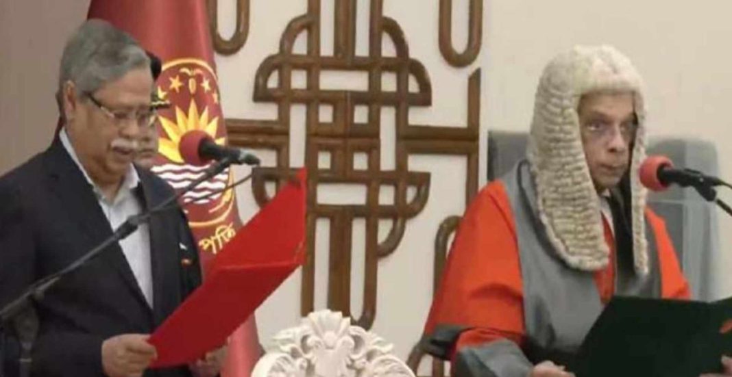 প্রধান বিচারপতি হিসেবে শপথ নিয়েছেন সৈয়দ রেফাত আহমেদ