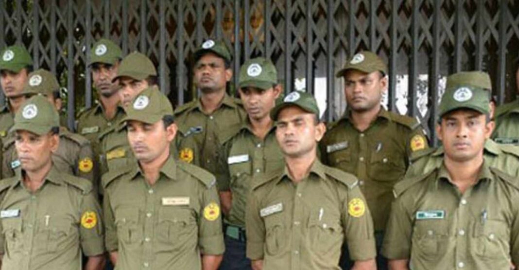 আনসারদের চাকরি জাতীয়করণের দাবিতে রাজধানীতে বিক্ষোভ