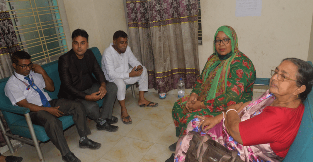 প্রেসক্লাব যশোরের সভাপতি জাহিদ হাসান টুকুনের উপস্থিতিতে রাত ৮টার দিকে তাদের থানা থেকে ছেড়ে দেওয়া হয়।