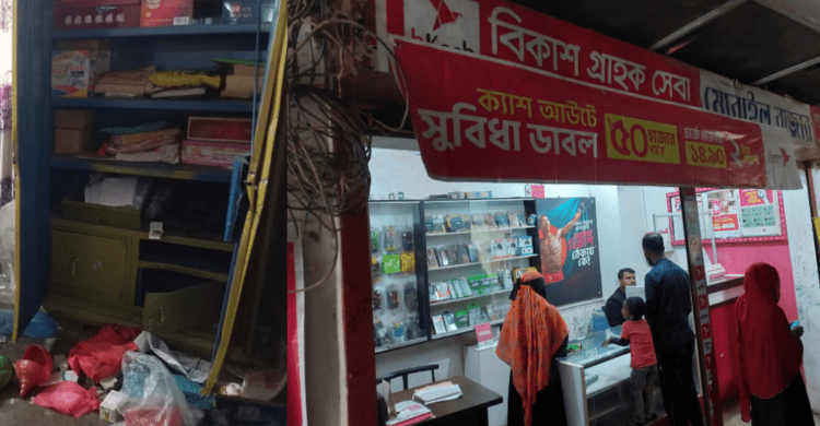 নোয়াখালীতে পিস্তল ঠেকিয়ে ডাকাতি, ৪ দোকানে চুরি