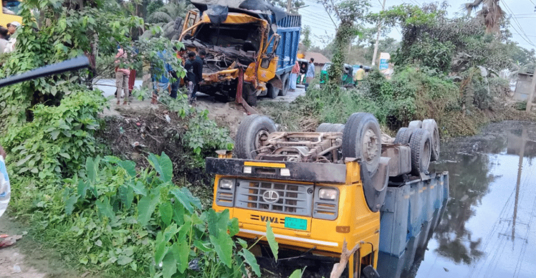 নোয়াখালীতে দাঁড়িয়ে থাকা ট্রাকের পিছনে বালুভর্তি ট্রাকের ধাক্কা নিহত ২